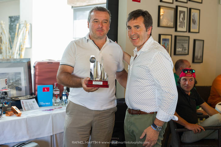 Carlos Javier Gutiérrez, Campeón Scratch, recibe su premio de manos de José María Alaña, presidente de la Fundación Gran Europa