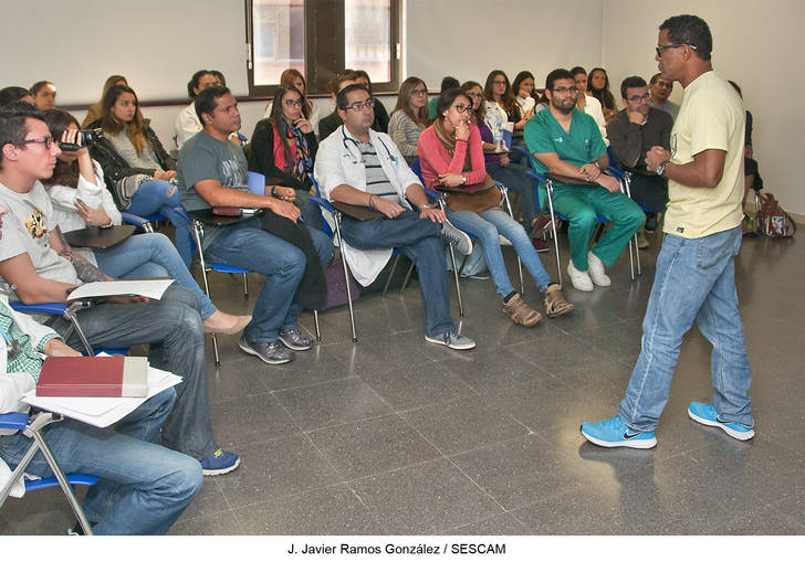 Alrededor de 40 médicos y enfermeros residentes se forman para mejorar su comunicación a la hora de exponer sesiones clínica