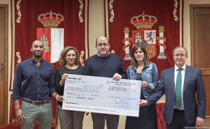 Entregados a ACCEM y Manos Unidas los cheques con la recaudación íntegra del Festival de Jotas y del teatro infantil celebrados durante las pasadas Ferias y Fiestas