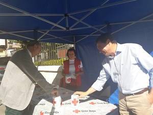 Jose Manuel Latre colabora con Cruz Roja en el Día de la Banderita