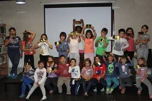 Una noche mágica de cuentos, juegos y diversión en la biblioteca de Valdeluz con Matilda y Willy Wonka