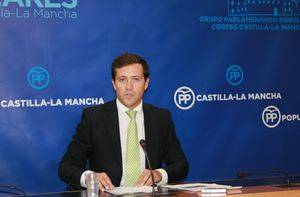 Velázquez denuncia que Page no cubre las bajas en la Sanidad por falta de presupuesto y le pregunta a qué destina el dinero que recibe del Estado