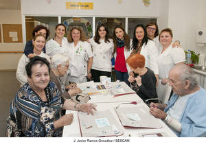 Los mayores de la Unidad de Día de Geriatría participan en un taller de scrapbooking como terapia ocupacional frente al deterioro cognitivo