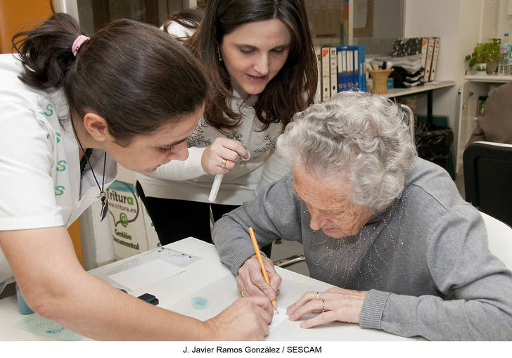 Los mayores de la Unidad de Día de Geriatría participan en un taller de scrapbooking como terapia ocupacional frente al deterioro cognitivo