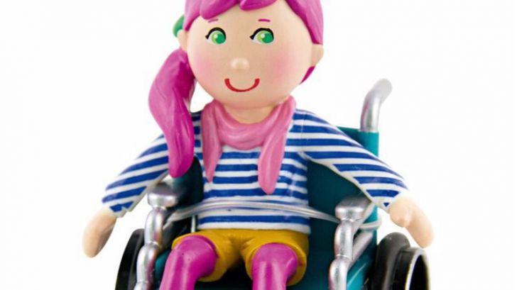 Una muñeca en silla de ruedas enseña 