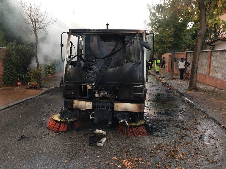 Arde una barredora de la empresa de la limpieza de Cabanillas del Campo en el barrio del Mirador