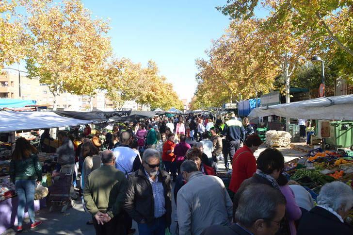 Foto de archivo del mercado semana. Fotografía: Álvaro Díaz Villamil/ Ayuntamiento de Azuqueca de Henares