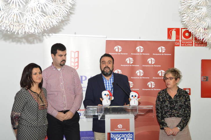 Presentación de la Campaña de comercio de Navidad. De izda a dcha, la vocal de ACEPA, Angélica Fraguas, el presidente de ACEPA, Andrés Lombao, el alcalde de Azuqueca, José Luis Blanco, la concejala de Comercio y Consumo, Sagrario Bravo. Fotografía: Álvaro Díaz Villamil/Ayuntamiento de Azuqueca