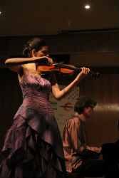 Tormenta de sentimientos en forma de música de violín y piano en el Centro Cultural Ibercaja