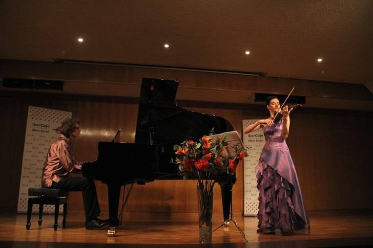 Tormenta de sentimientos en forma de música de violín y piano en el Centro Cultural Ibercaja