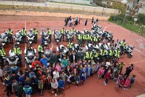 La Escuela de Tráfico de la Guardia Civil visita Sacedón y aparca en el colegio de La Isabela