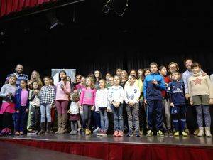 Lleno en la entrega de premios del Concurso de Marcapáginas y la exposición de Manos Unidas de Alovera