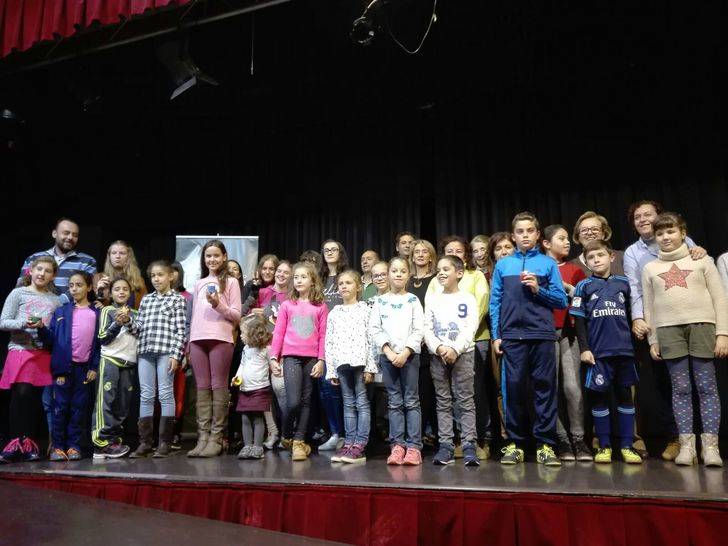 Lleno en la entrega de premios del Concurso de Marcapáginas y la exposición de Manos Unidas de Alovera