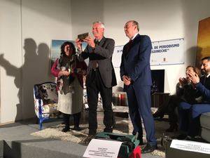 Latre entrega a Fidel Raso el Premio de Periodismo Cátedra Manu Leguineche