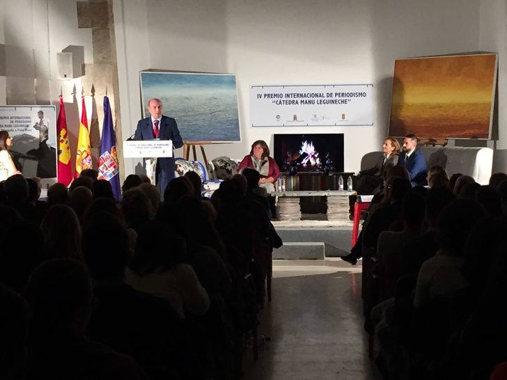 Latre entrega a Fidel Raso el Premio de Periodismo Cátedra Manu Leguineche