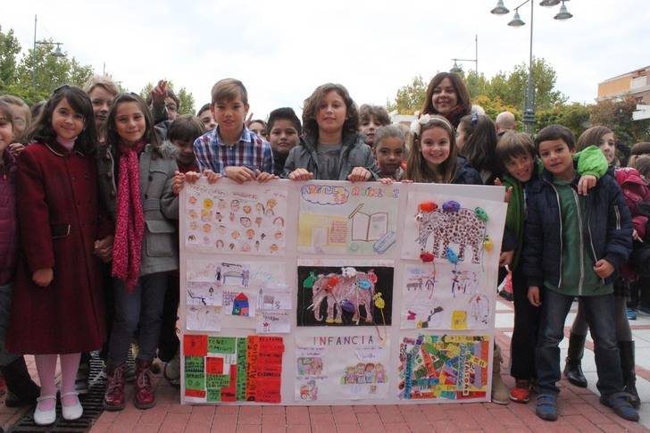 Los niños de Cabanillas reivindican pintando, cantando y bailando sus derechos universales