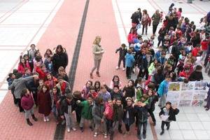 Los niños de Cabanillas reivindican pintando, cantando y bailando sus derechos universales