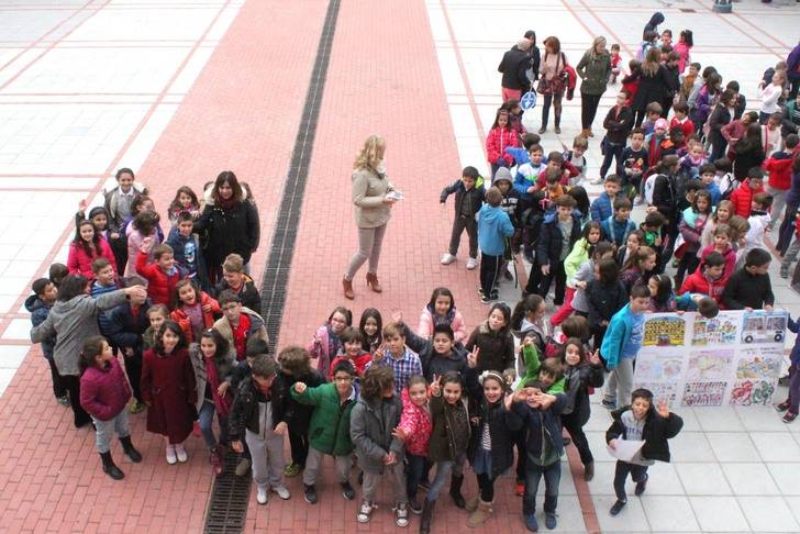 Los niños de Cabanillas reivindican pintando, cantando y bailando sus derechos universales