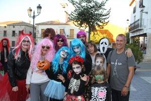 Cartas, puches, calabazas y diálogo entre generaciones en el puente de Los Santos en Pareja