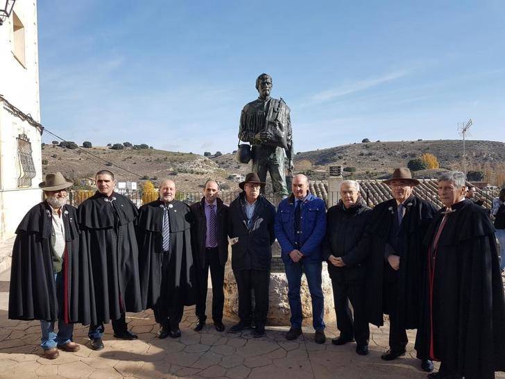 Camilo José Cela Conde recibe 95 kilos de miel en la XXV edición de Su Peso en Miel en Peñalver