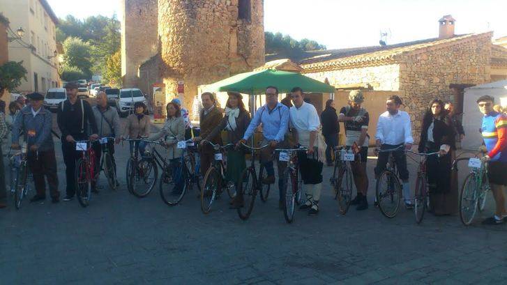 Gran exposición de Bicicletas Clásicas en la marcha RetroAlcarria celebrada en Cifuentes