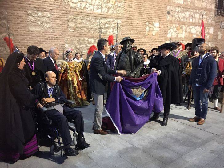 Guadalajara rinde homenaje al Tenorio Mendocino descubriendo una escultura inspirada en Javier Borobia