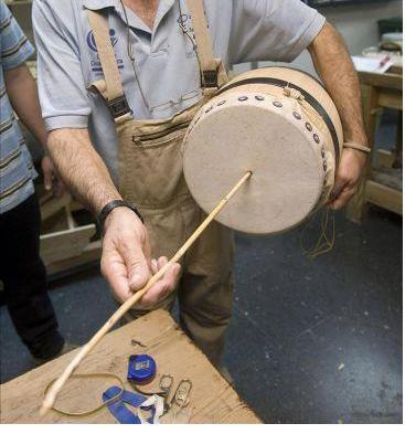 La Escuela de Folklore de la Diputación convoca un cursillo de construcción de zambombas