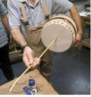 La Escuela de Folklore de la Diputación convoca un cursillo de construcción de zambombas