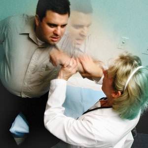 Un año de cárcel y multa para un hombre que agredió a un profesional sanitario en Guadalajara