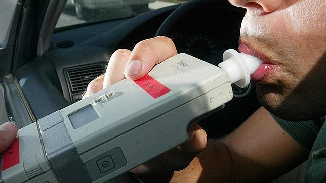 Detienen a cinco personas por conducir con alguna copa de más