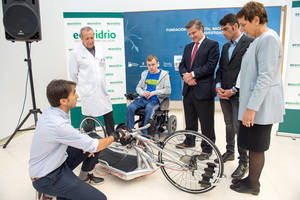 El Hospital Nacional de Parapléjicos cuenta con una nueva bicicleta de manos para los pacientes