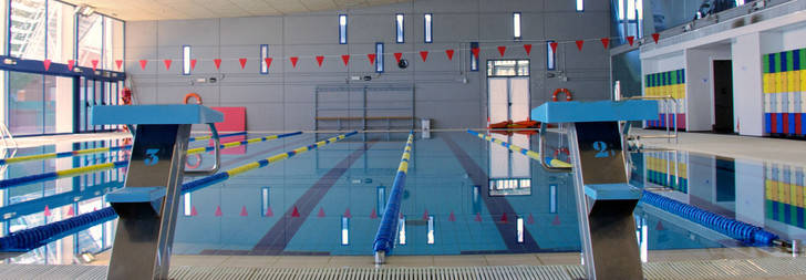 IU Azuqueca denuncia la gestión de la empresa concesionaria de la piscina climatizada
