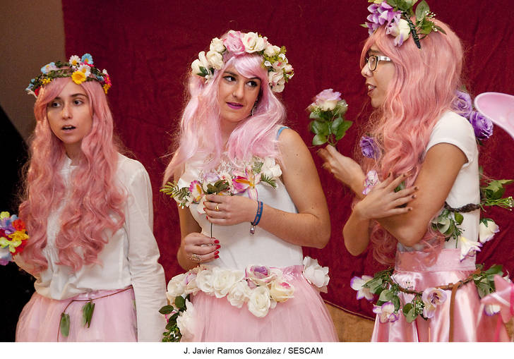 Los niños del Hospital y los alumnos del colegio Virgen del Amparo han disfrutado de una mañana de teatro y música con los estudiantes de cuarto de Medicina