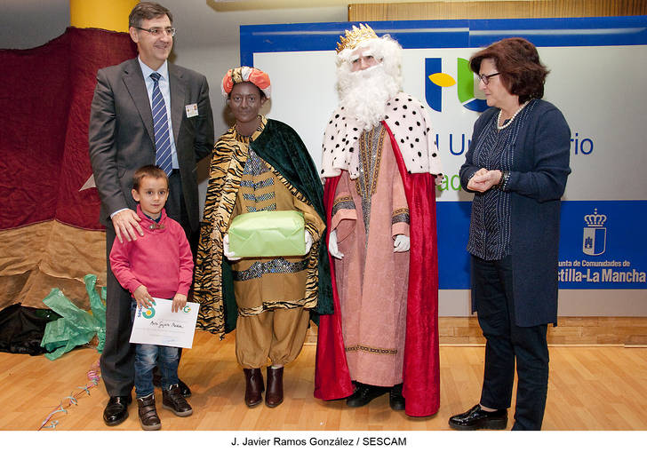 Los niños del Hospital y los alumnos del colegio Virgen del Amparo han disfrutado de una mañana de teatro y música con los estudiantes de cuarto de Medicina