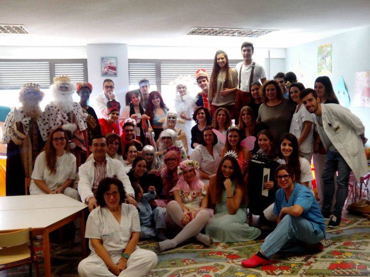 Los niños del Hospital y los alumnos del colegio Virgen del Amparo han disfrutado de una mañana de teatro y música con los estudiantes de cuarto de Medicina