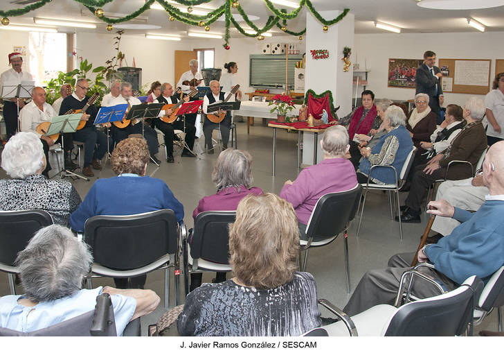 El IEN muestra los trabajos realizados por los usuarios de la Unidad de Larga Estancia en un mercadillo navideño de manualidades