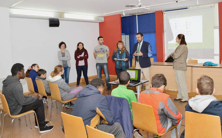 Participantes en el programa, durante el acto del martes. Fotografía: Álvaro Díaz Villamil/ Ayuntamiento de Azuqueca de Henares