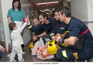 Los bomberos de Guadalajara visitan a los niños enfermos del Hospital de Guadalajara