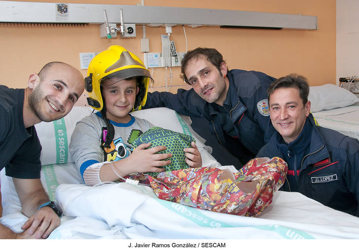 Los bomberos de Guadalajara visitan a los niños enfermos del Hospital de Guadalajara