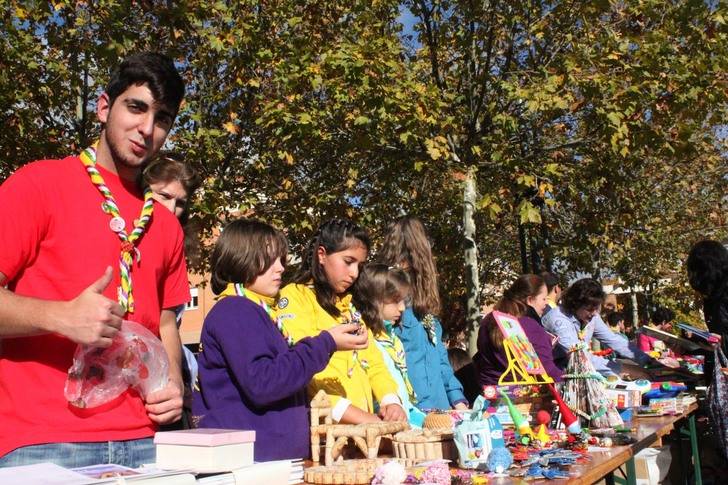 El gran Árbol de Navidad de Cabanillas ya luce los adornos reciclados hechos por los chavales
