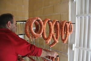 Tamajón se reúne al calor del fuego en la Fiesta de la Matanza