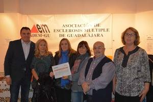 La asociación Mujeres del 2000 de Yebra hace entrega a la Asociación de Esclerosis Múltiple de Guadalajara de la recaudación del VII Mercadillo Solidario