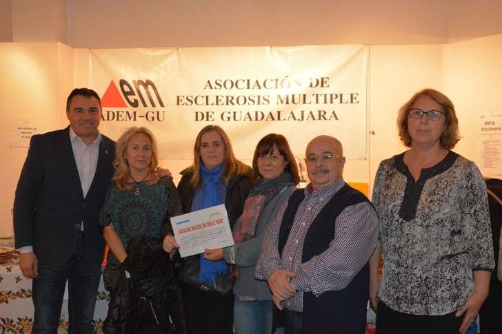 La asociación Mujeres del 2000 de Yebra hace entrega a la Asociación de Esclerosis Múltiple de Guadalajara de la recaudación del VII Mercadillo Solidario