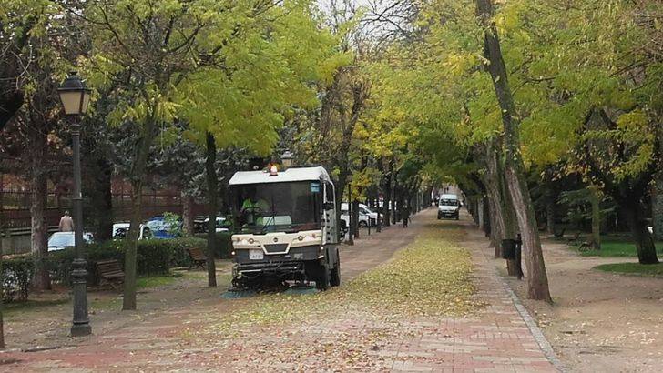 El Ayuntamiento de Guadalajara intensifica las labores para la retirada de las hojas de los árboles