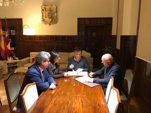 Firmado el acuerdo de colaboración entre el Ayuntamiento y las federaciones de comercio para el canje de cheques regalo de la campaña navideña