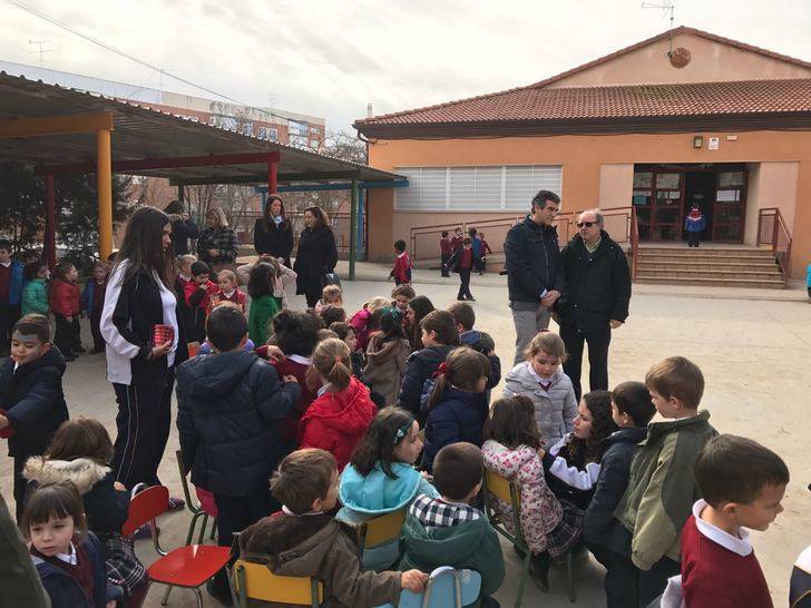 El alcalde de Guadalajara ha visitado este jueves el colegio Santa Cruz