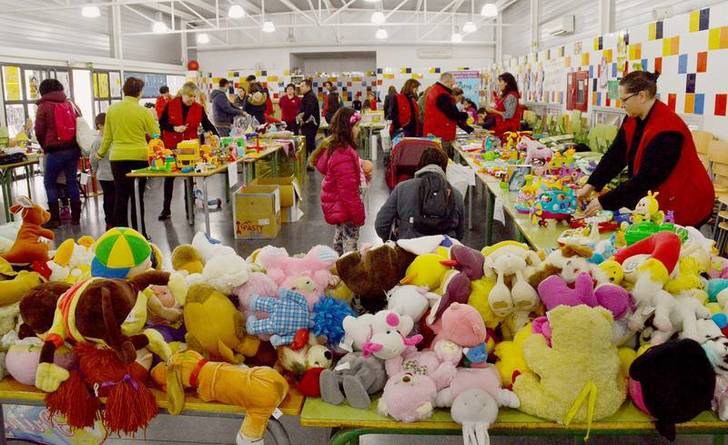 Mercadillo solidario de las AMPAS de Azuqueca celebrado en el CEIP La Paloma