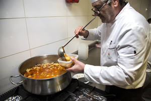 Trillo pone en marcha un servicio pionero de comida a domicilio a mayores a través de un taller de empleo