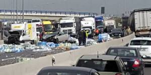 Un aparatoso accidente entre camiones a la altura de Meco paraliza parte de la A2 dirección Madrid