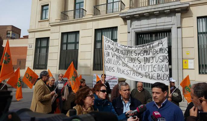 Agricultores de Guadalajara se manifiestan ante Hacienda por el "catastrazo agrario"